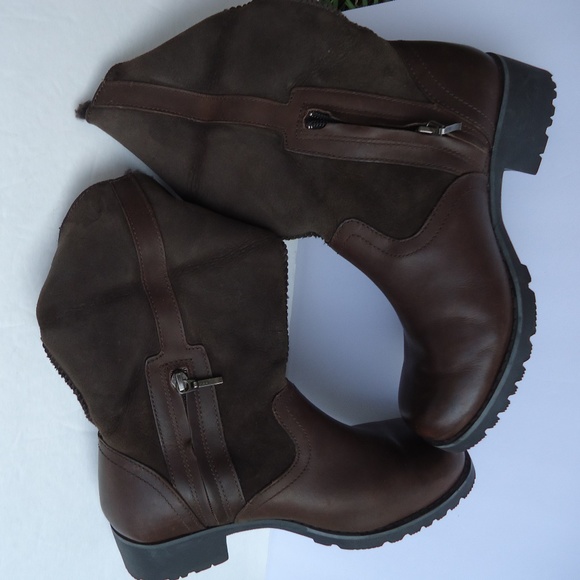 SIZE 7.5. Ugg shearling cuff leather ankle boot. - Picture 7 of 8